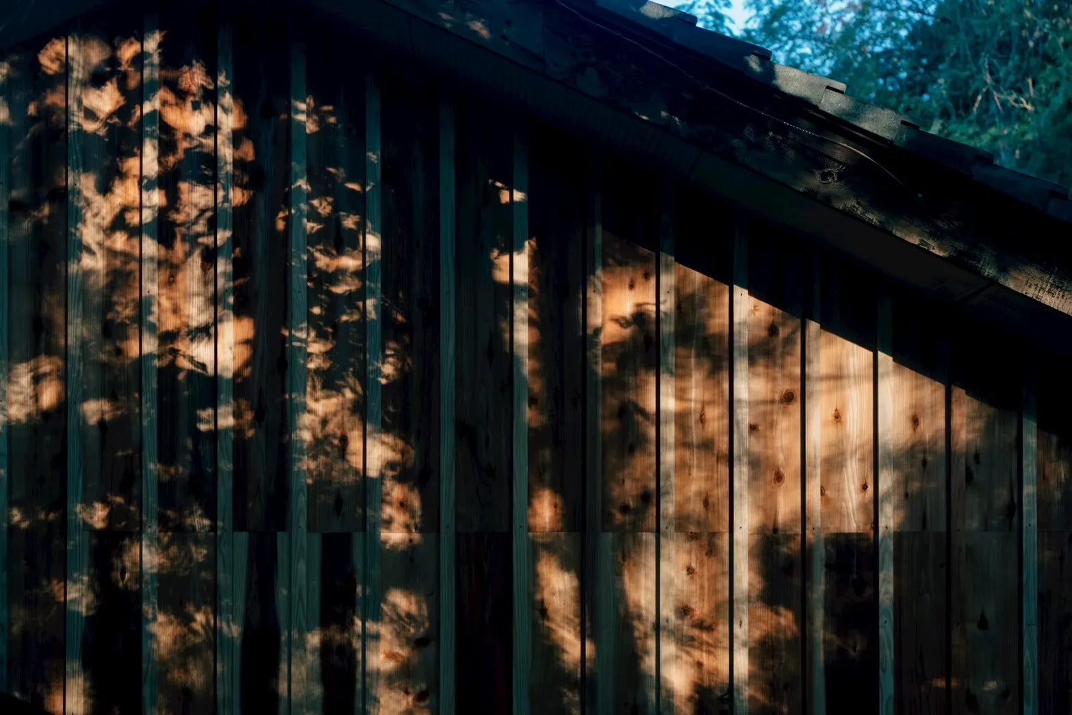 木板外壁の陰影